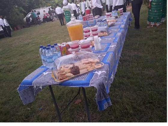 Table garnie de snacks, desserts et boissons