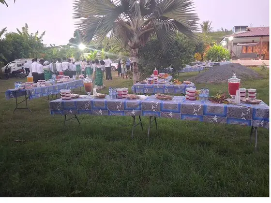 Buffet dressé en plein air pour un grand événement à Mayotte