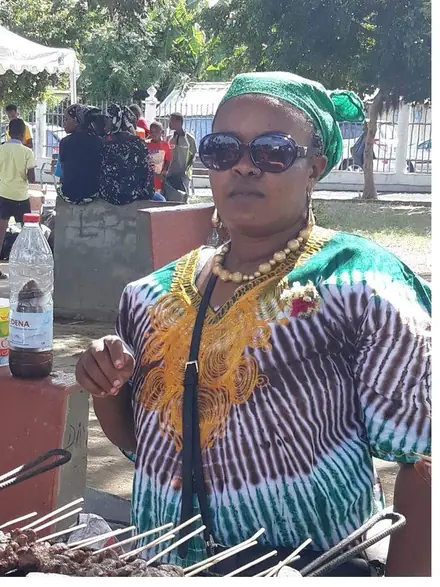 Marisik, la cheffe, aux grillades lors d’un événement à Mayotte